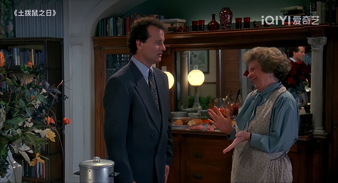 电影《土拨鼠之日》，被困在时间循环里的中年人，如何自我救赎？