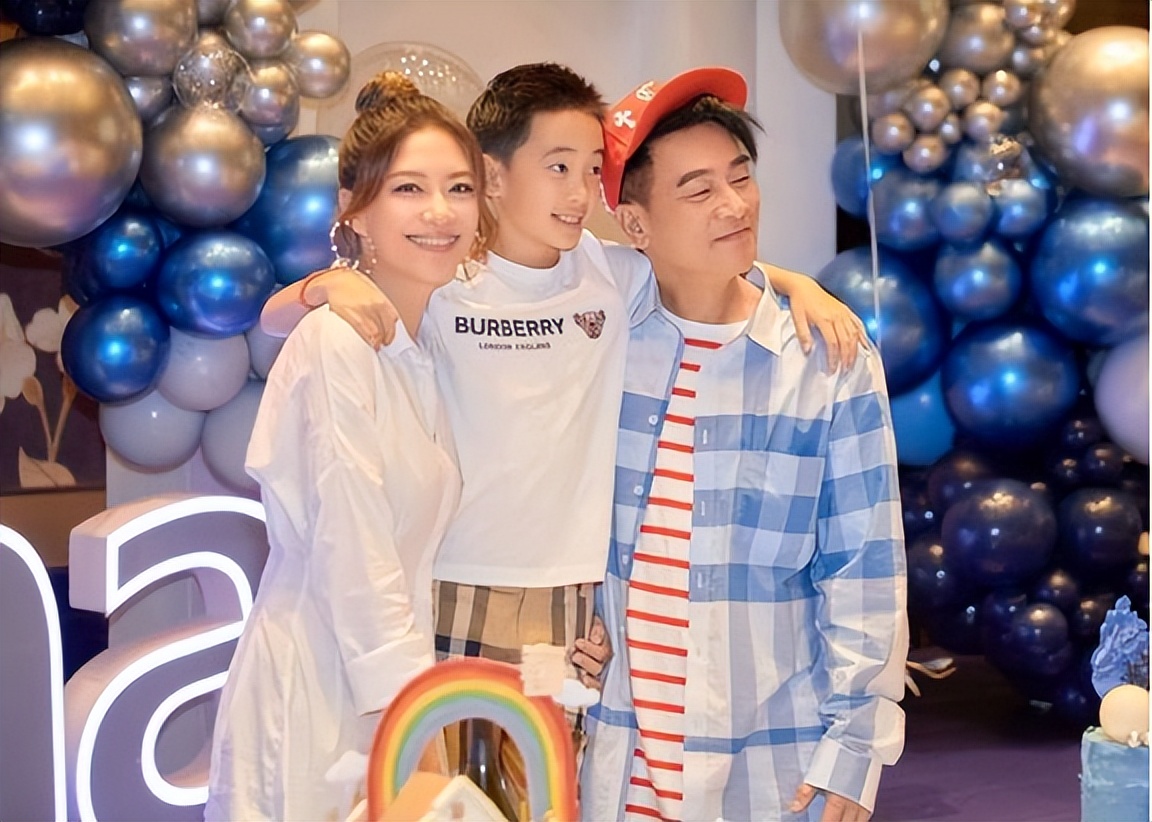 陈小春迎55岁生日，应采儿带Jasper现身派对，张智霖夫妇惊喜露面