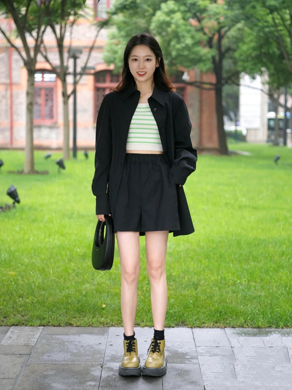 佩服夏天仍在穿“靴子”的女孩，真的挺有魅力