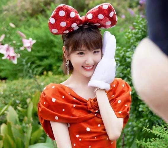 杨光的快乐生活何燕(毛晓彤:刚出生就被父亲扔进垃圾堆!