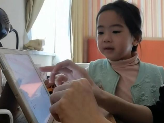 相差20岁兄妹一起“隔离”，本以为会鸡飞狗跳，不料妹妹性情大变