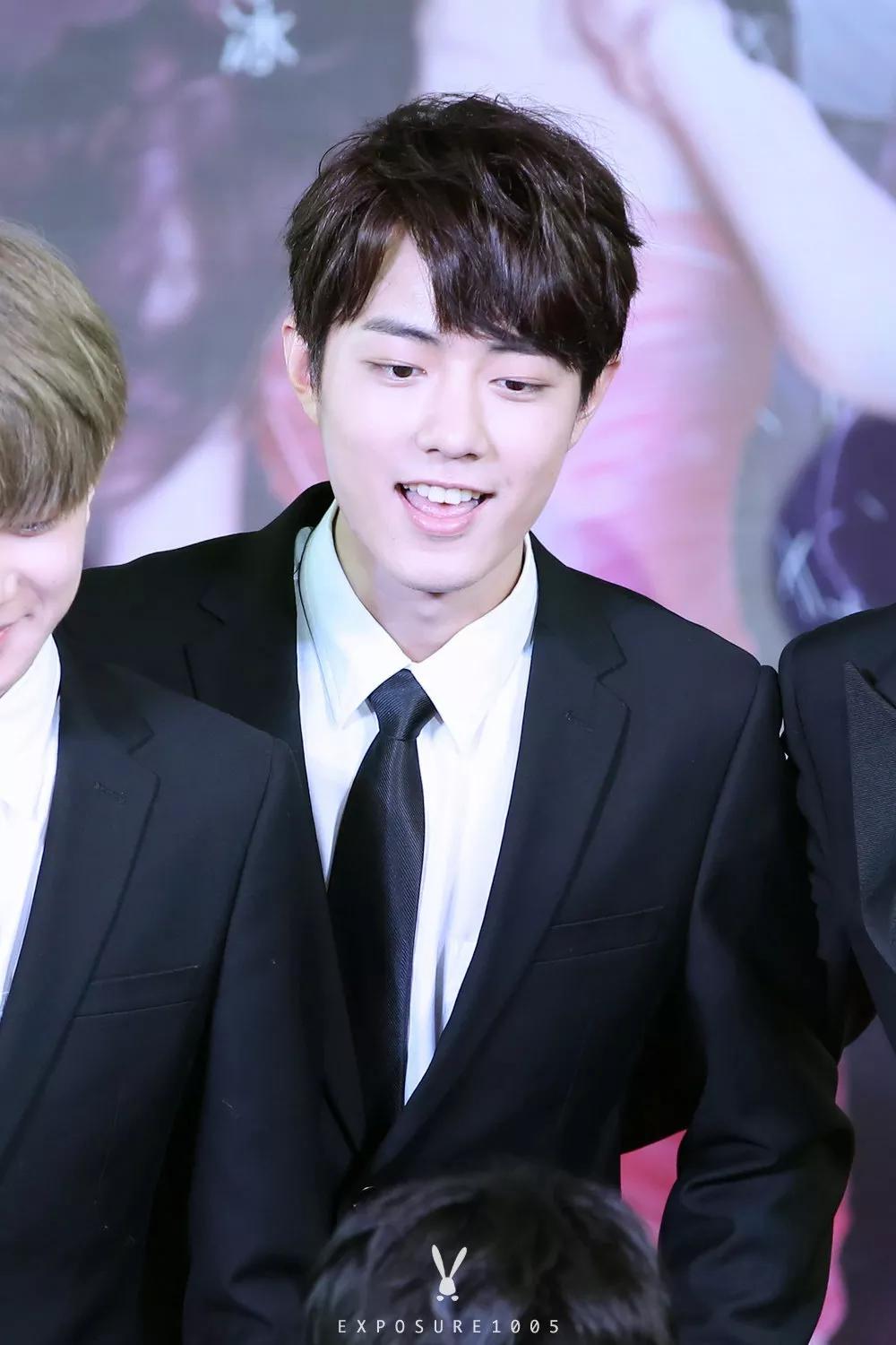 2015年,肖战进入娱乐圈的第一次机场,和跨年演唱会,发布会