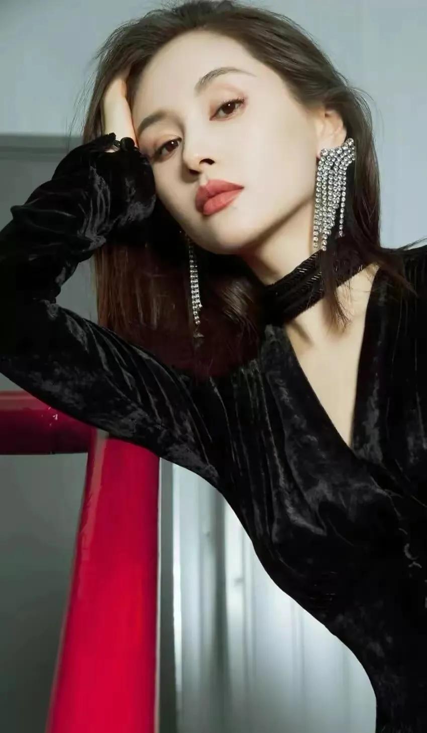 王子文气质迷人