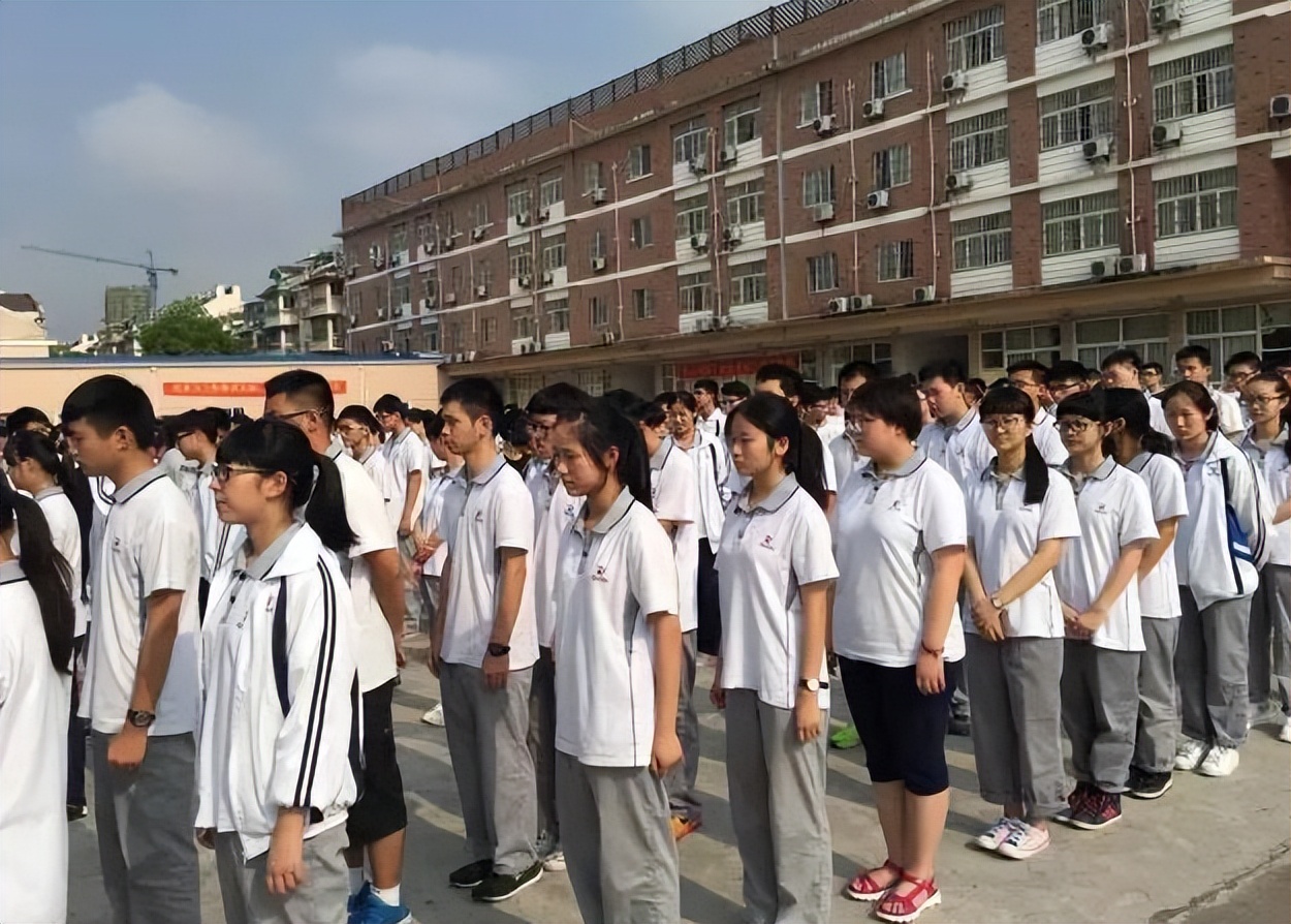 你知道高三家长卑微到什么程度？简直不敢想象，连老师也变柔软了