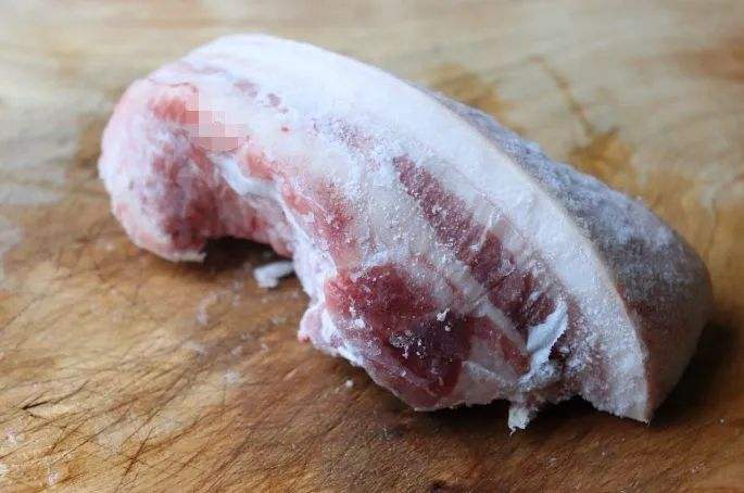 室温下解冻肉，到底要不要用水泡？剖析这3大解冻方式都不安全