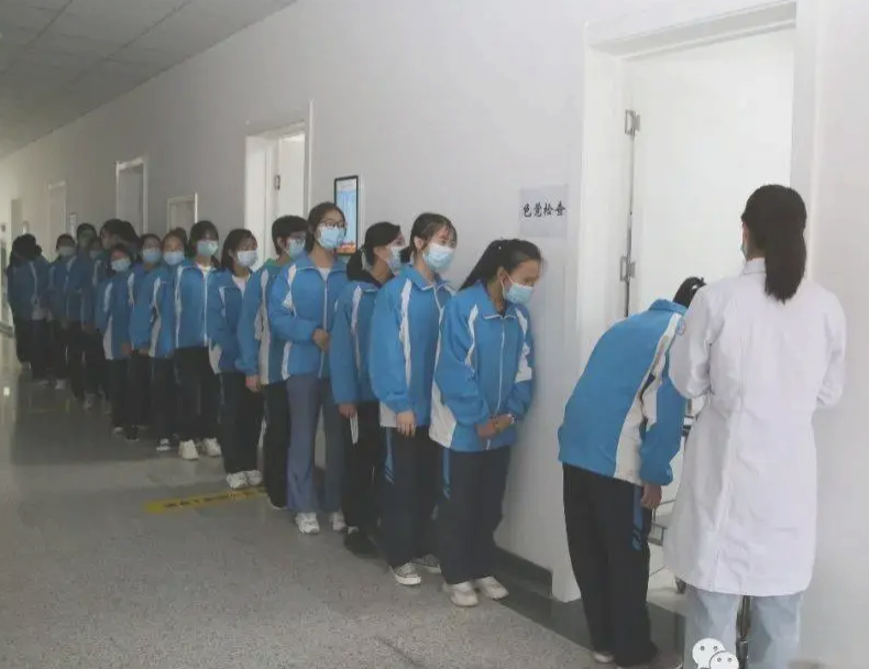 传言高考体检要“脱光光”？高三党惊慌失措，医生更无奈：没想看