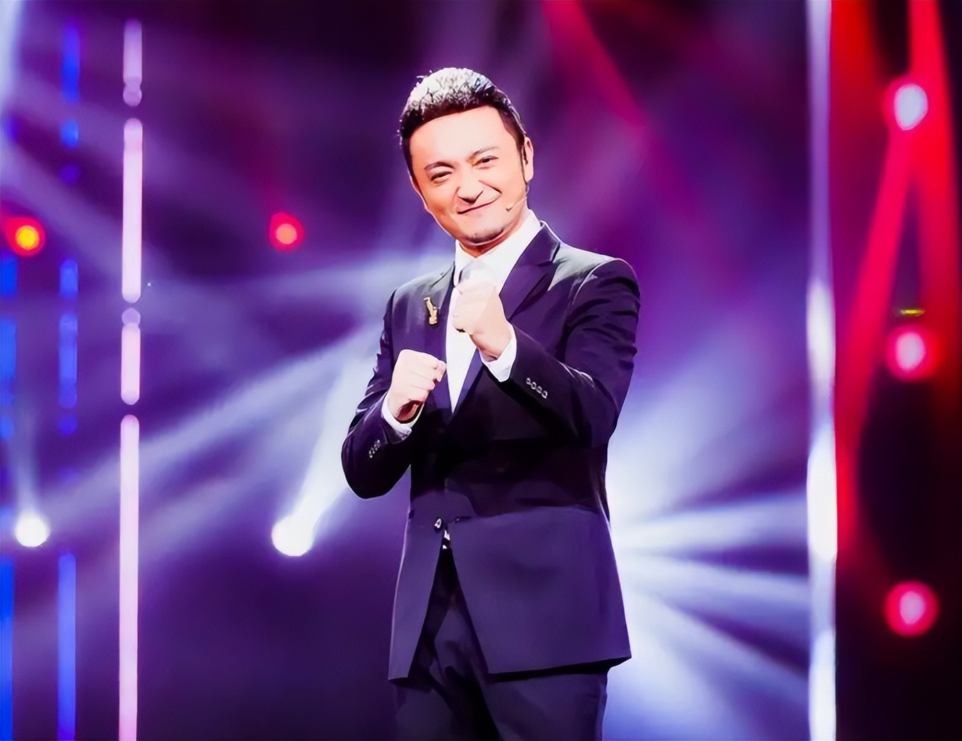 央视主持尼格买提为父母庆生!吃光满满一桌菜,吻爸爸额头好亲昵