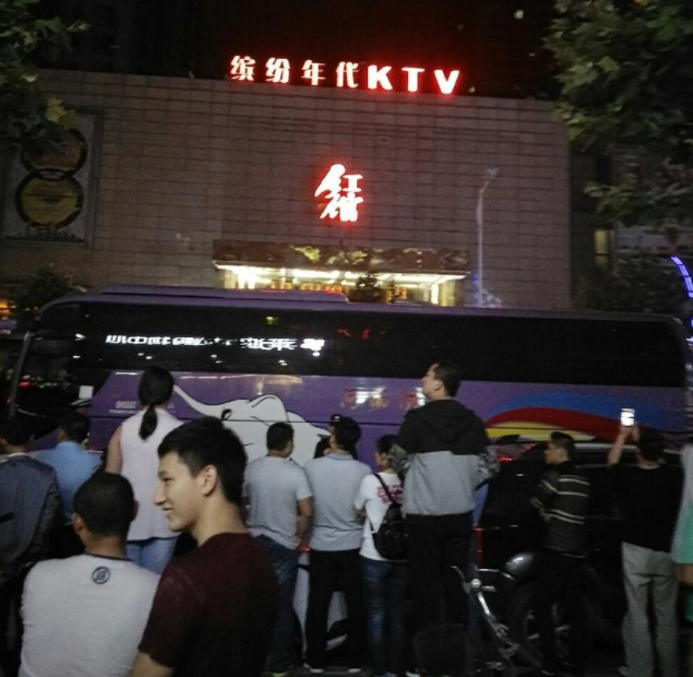 郑州“红馆”覆灭记：奢华堪比皇家一号，出动十五辆警用大巴抓人