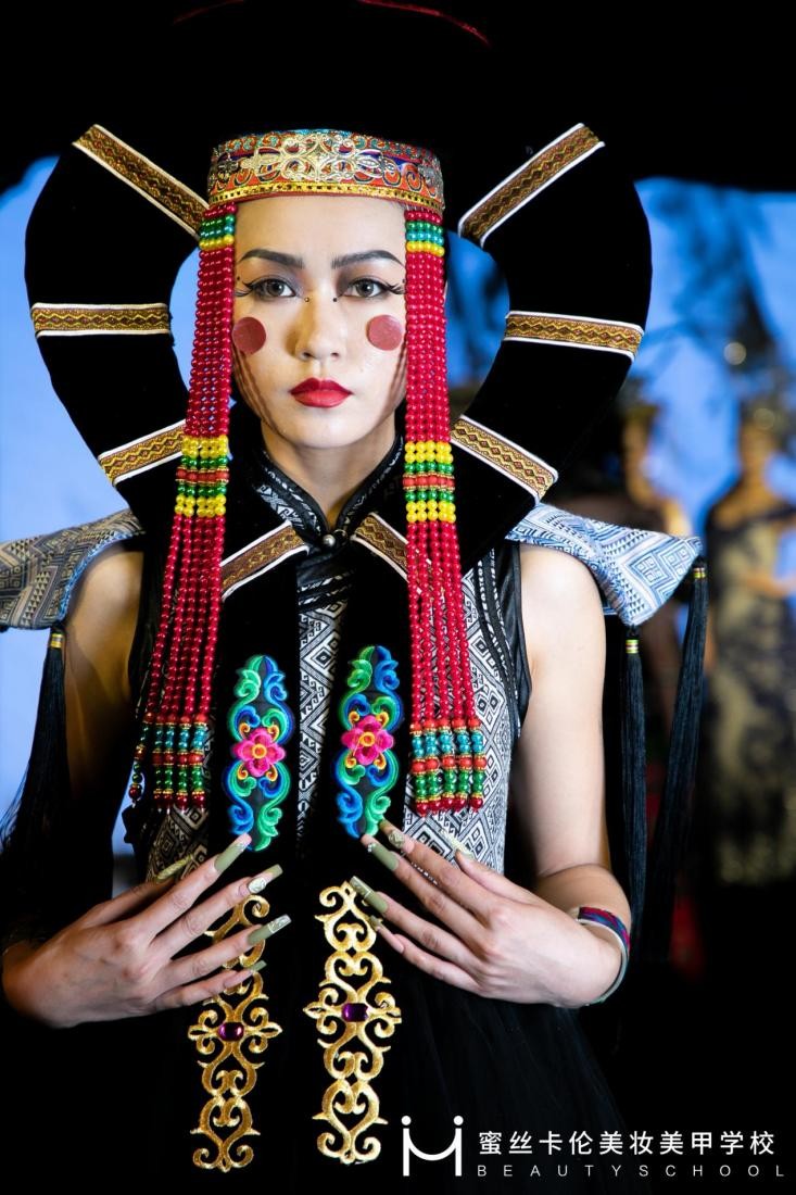 蜜丝卡伦美妆美甲学校启幕大秀，致敬色彩，戏出云南