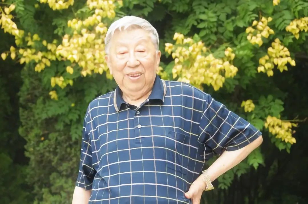 阎肃:和妻子恩爱55年,帮儿子娶小15岁娇妻,千万遗产换不来安宁