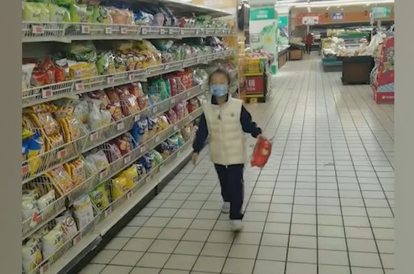 期末考试得满分，爸爸奖励女儿1分钟无限制购物，付款时呆住了