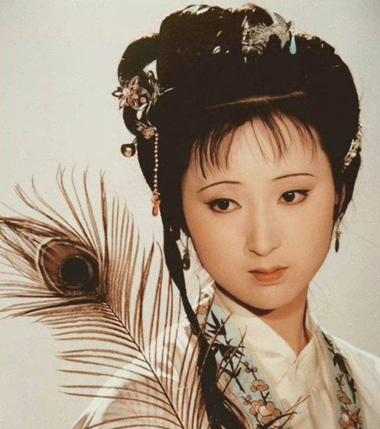 陈晓旭饰演的林黛玉剧照有人说:人有三次死亡,第一次是生物上的死亡