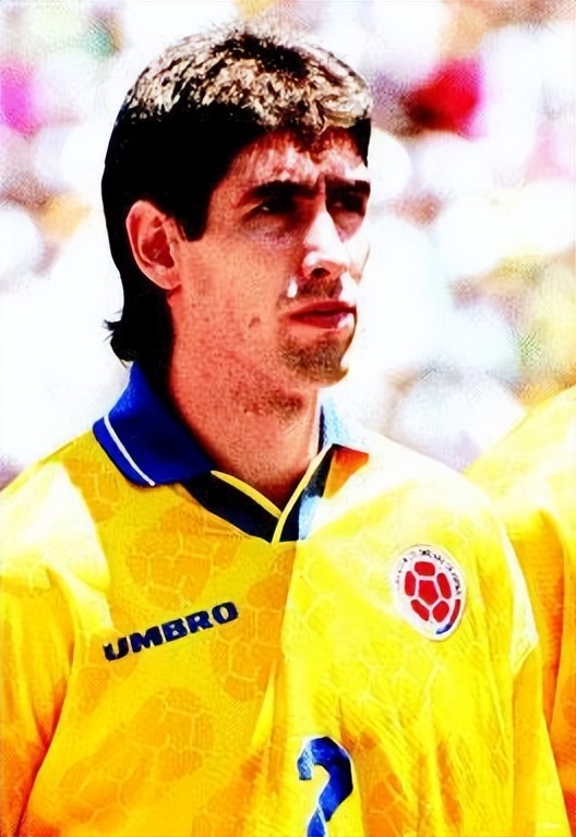 94年世界杯，哥伦比亚球员将球踢进自家球门，回国后连中12枪殒命