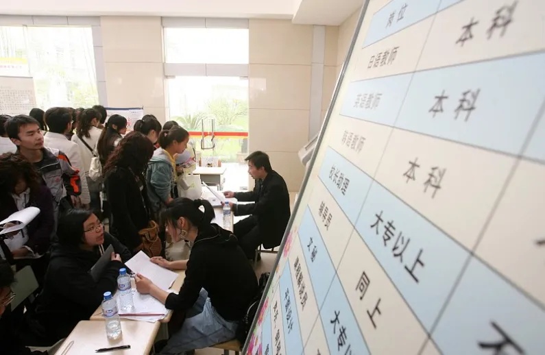 北上广不香了？985毕业生扎堆离开，这3所城市对学生更有吸引力