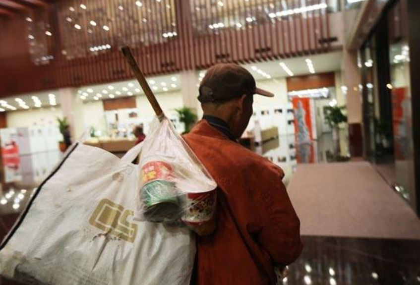 6年前，杭州拾荒老人意外身亡，只留下厚厚一叠泛黄的纸张