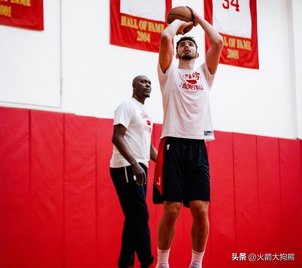 nba高球商表現(xiàn)有哪些</h2>

<p>　　本場(chǎng)比賽，馬刺隊(duì)的首發(fā)中鋒是扎克-科林斯，面對(duì)這種二流中鋒，申京表現(xiàn)的機(jī)會(huì)來(lái)了。總體來(lái)說(shuō)，雖然本賽季申京在個(gè)別場(chǎng)次里的表現(xiàn)并不好，而且深受犯規(guī)多困擾，但整體來(lái)看，申京的進(jìn)步是不爭(zhēng)的事實(shí)。不僅得分、籃板、出場(chǎng)時(shí)間、命中率等關(guān)鍵數(shù)據(jù)進(jìn)步明顯，更重要的是，申京的“高球商”特質(zhì)穩(wěn)中有進(jìn)。</p>

<p>　　<img alt=