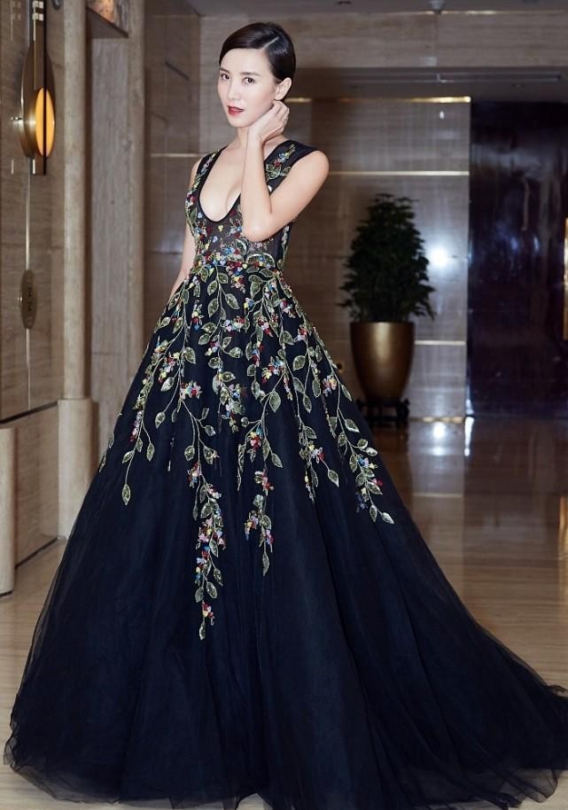 宋佳的礼服穿搭对于礼服的选择,女明星们是很有发言权的,不管是热度较