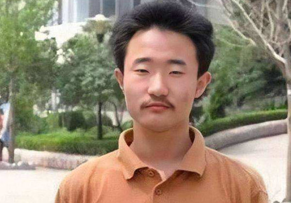 中国2位顶级高考状元，一个远赴美国一个留在国内，生活截然不同