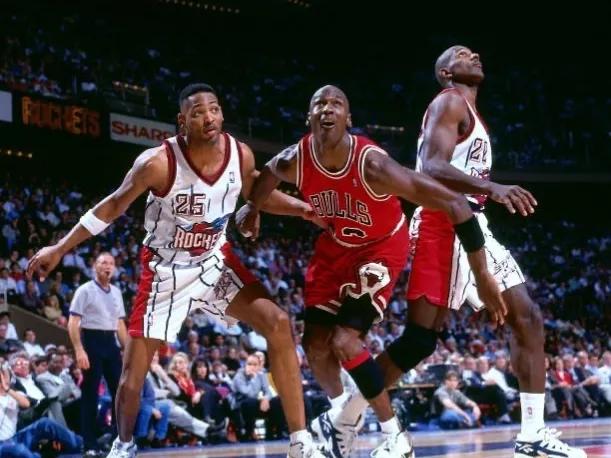 乔丹效力过多少支球队（美媒列出乔丹职业生涯最伟大的十个赛季，哪个赛季最容易被超越）