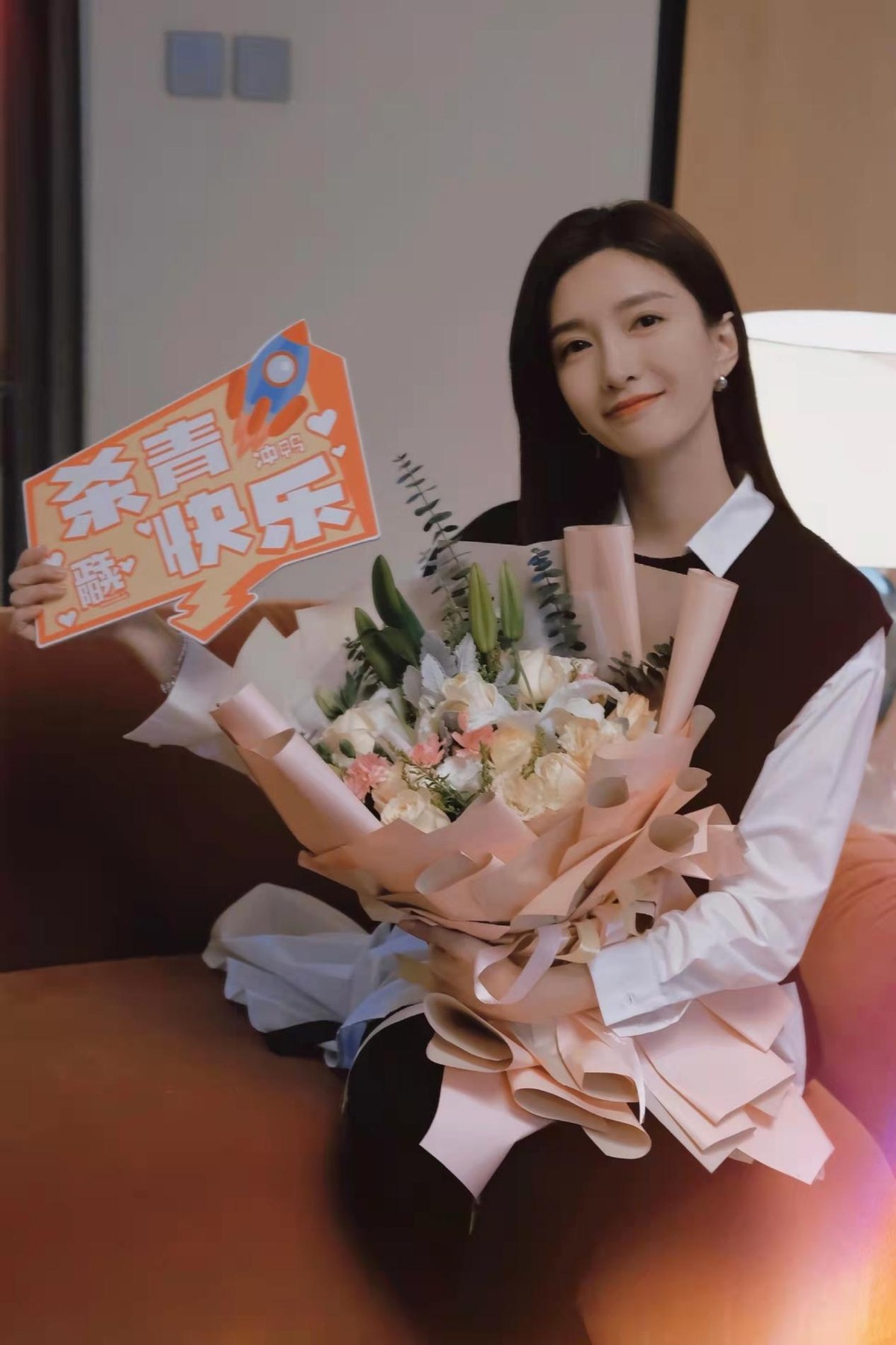 欢乐颂新五美合影超养眼！杨采钰穿裙子变名媛，江疏影美成大赢家