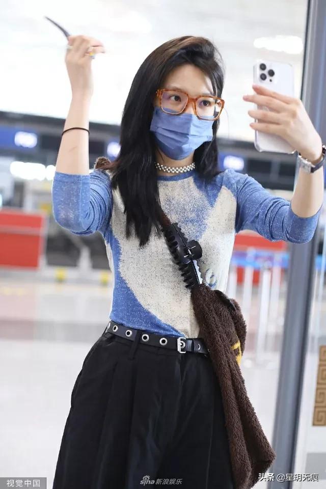 章若楠出发前往录制《中餐厅6》对着手机整理发型