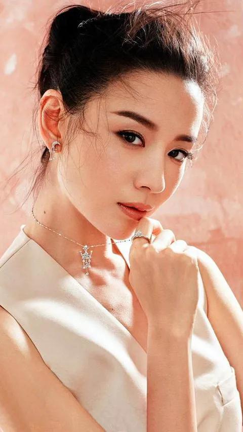 董洁：成熟优雅，气质如兰