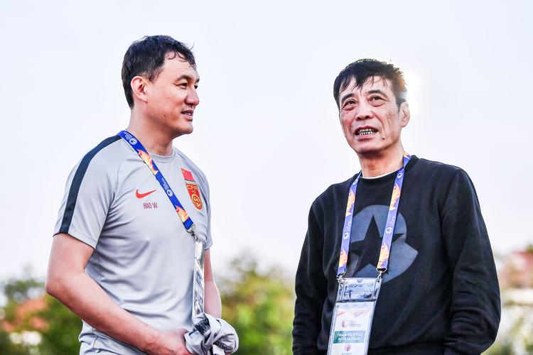 中国国家队男足最新（足协该反思，李铁执教国足四宗罪：打压归化，拿国脚阵容做交易）