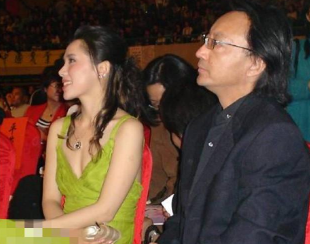 知名演员李佳璇：导演丈夫去世8年，与狗为伴，她的痴情让人泪目