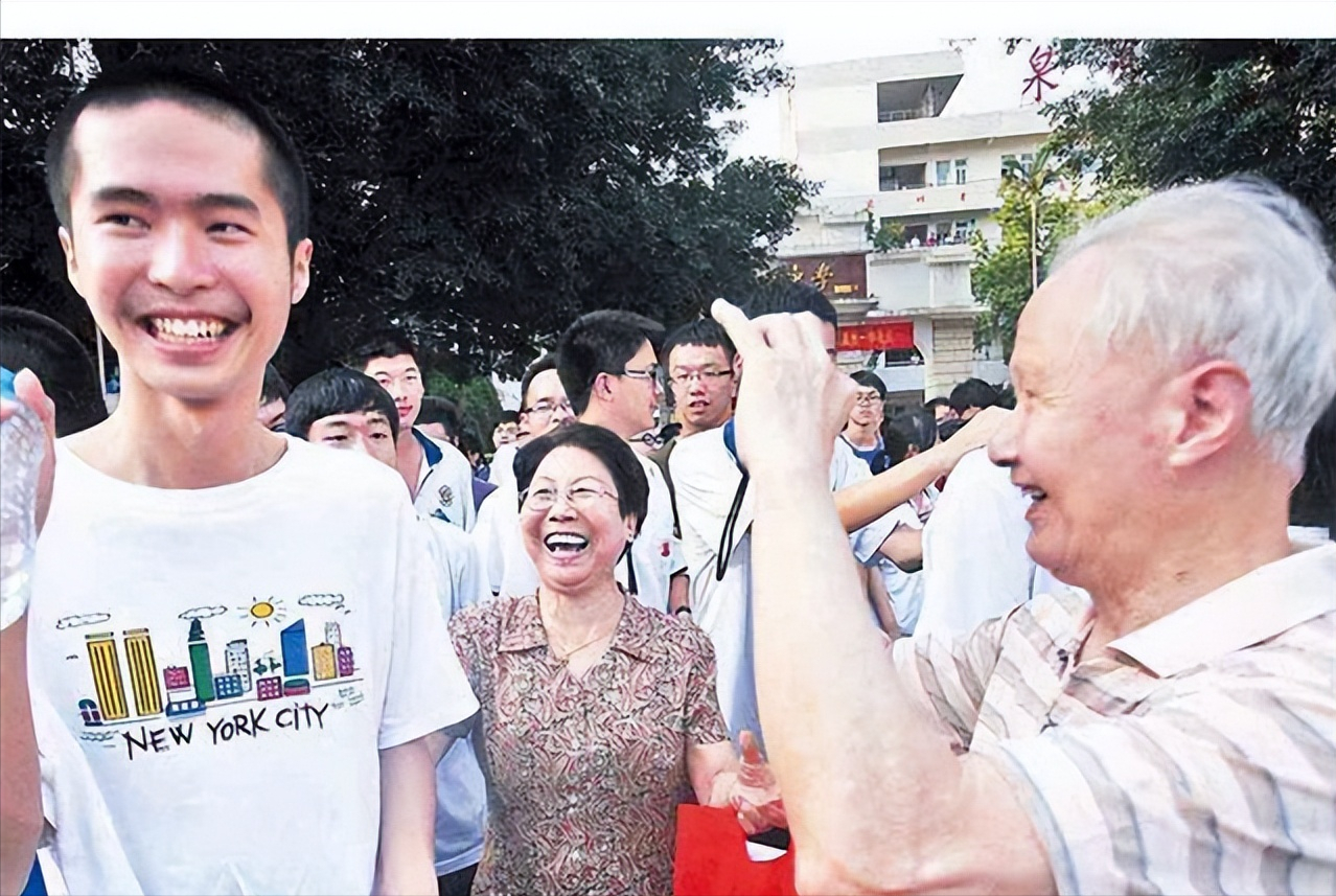 父亲抛弃，母亲改嫁，农村少年619分考上985：不让去世的奶奶失望