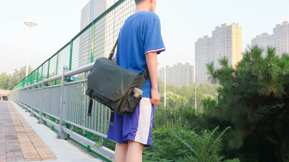 光影行星盖亚斜挎背包：休闲摄影两用，分区收纳设计超赞