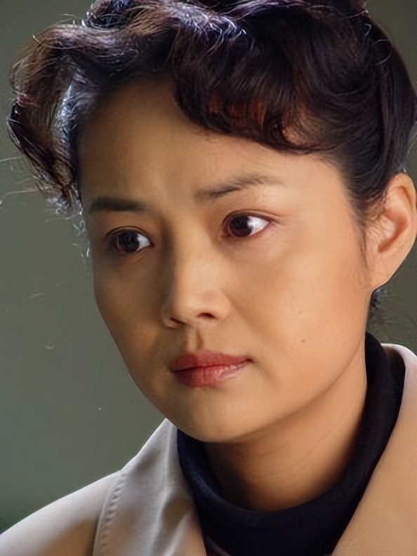 演员茹萍是典型的中国古典美人,长相端庄大气