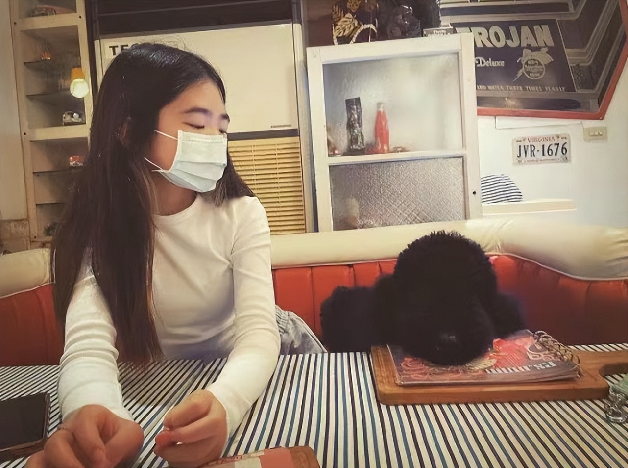 曹格11岁女儿近照曝光，染发戴戒指还化妆颜值加分，气质却遭吐槽