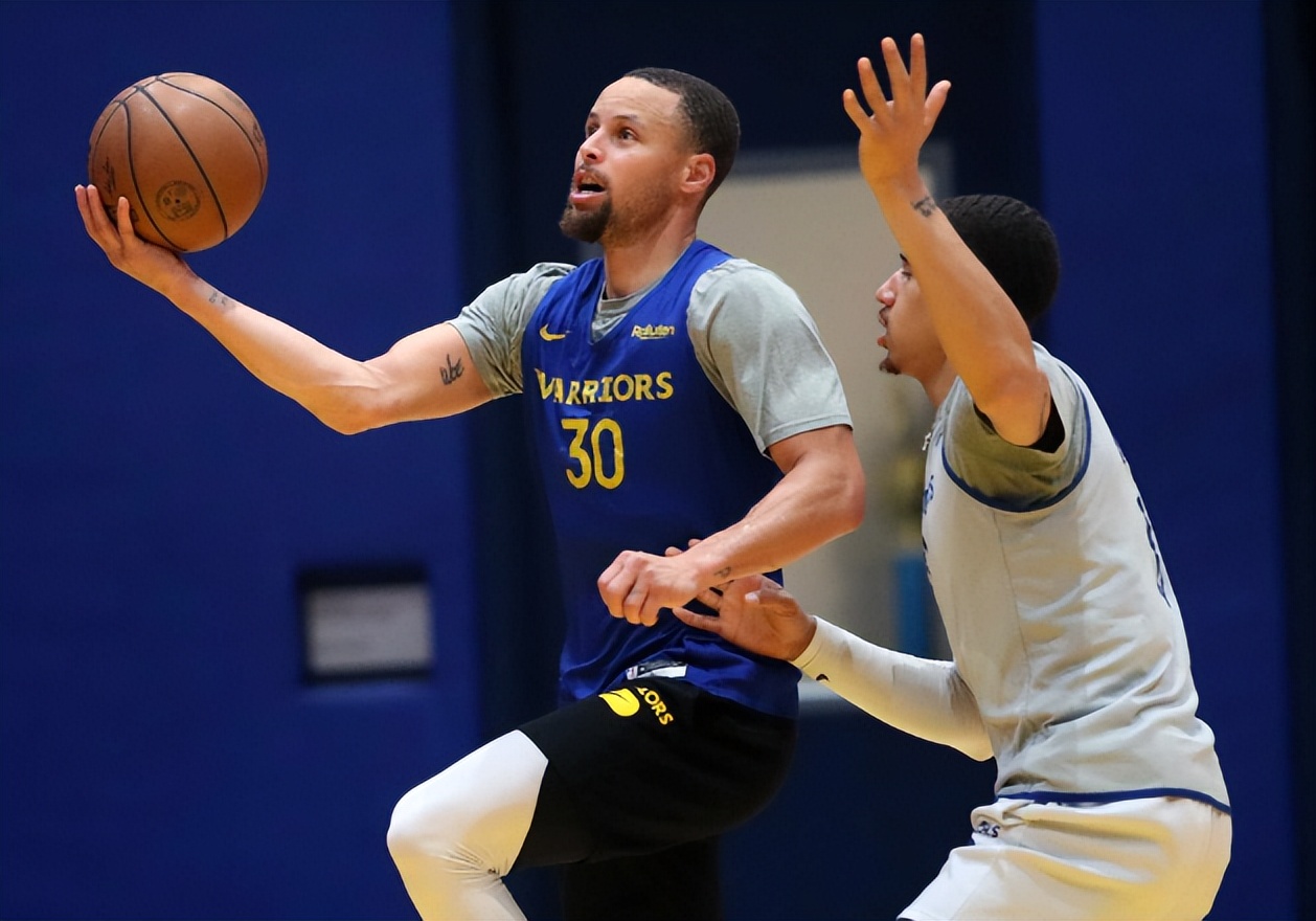 为什么nba训练强度那么大（库里的训练强度如何，为什么普通球员跟他一起练5分钟就累吐了？）