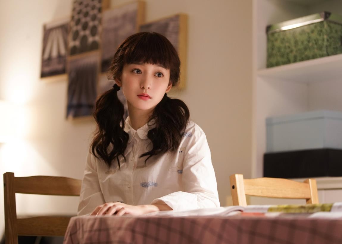 两个方茴齐聚《流金岁月》片场,倪妮演的是女主刘诗诗的闺蜜,何泓姗演