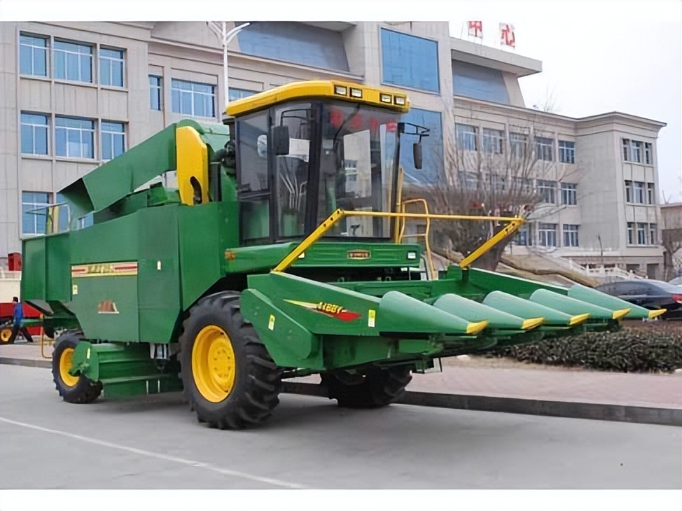 玉米收獲機暢銷榜來了，看看摘穗機型各地什么價格
