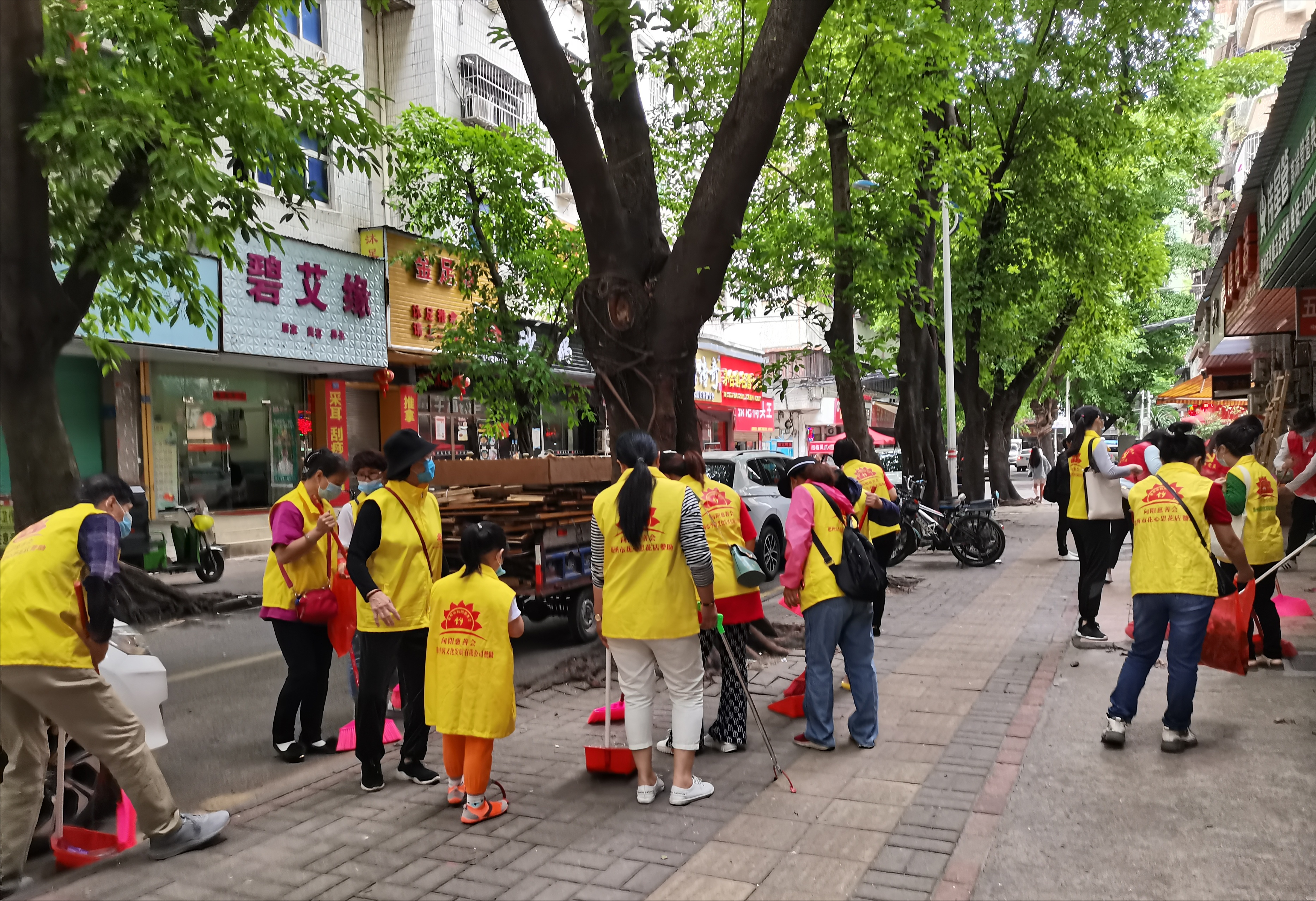 广东省惠州市向阳慈善会志愿者化身“保洁员”街头巷尾更清洁