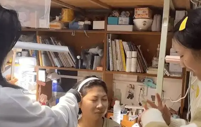 大学生校内、校外颜值对比，“杨迪”秒变“蔡徐坤”，差点认不出