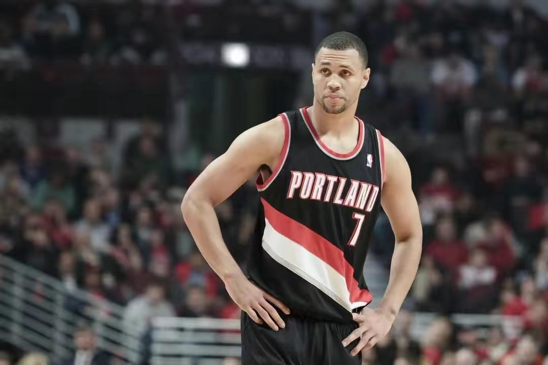 因为波特兰兽医队,罗伊毁掉了,下一年的状元奥登也毁掉了,不然当年的