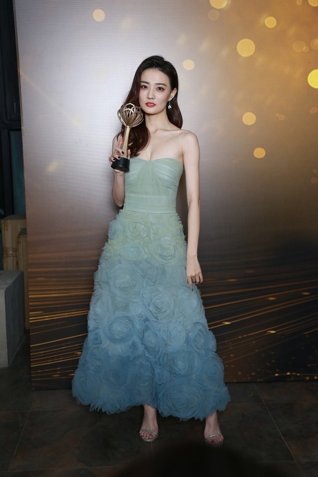 徐璐这造型很有“女仆感”，红黑纱裙走暗黑路线，但显得腿好长啊