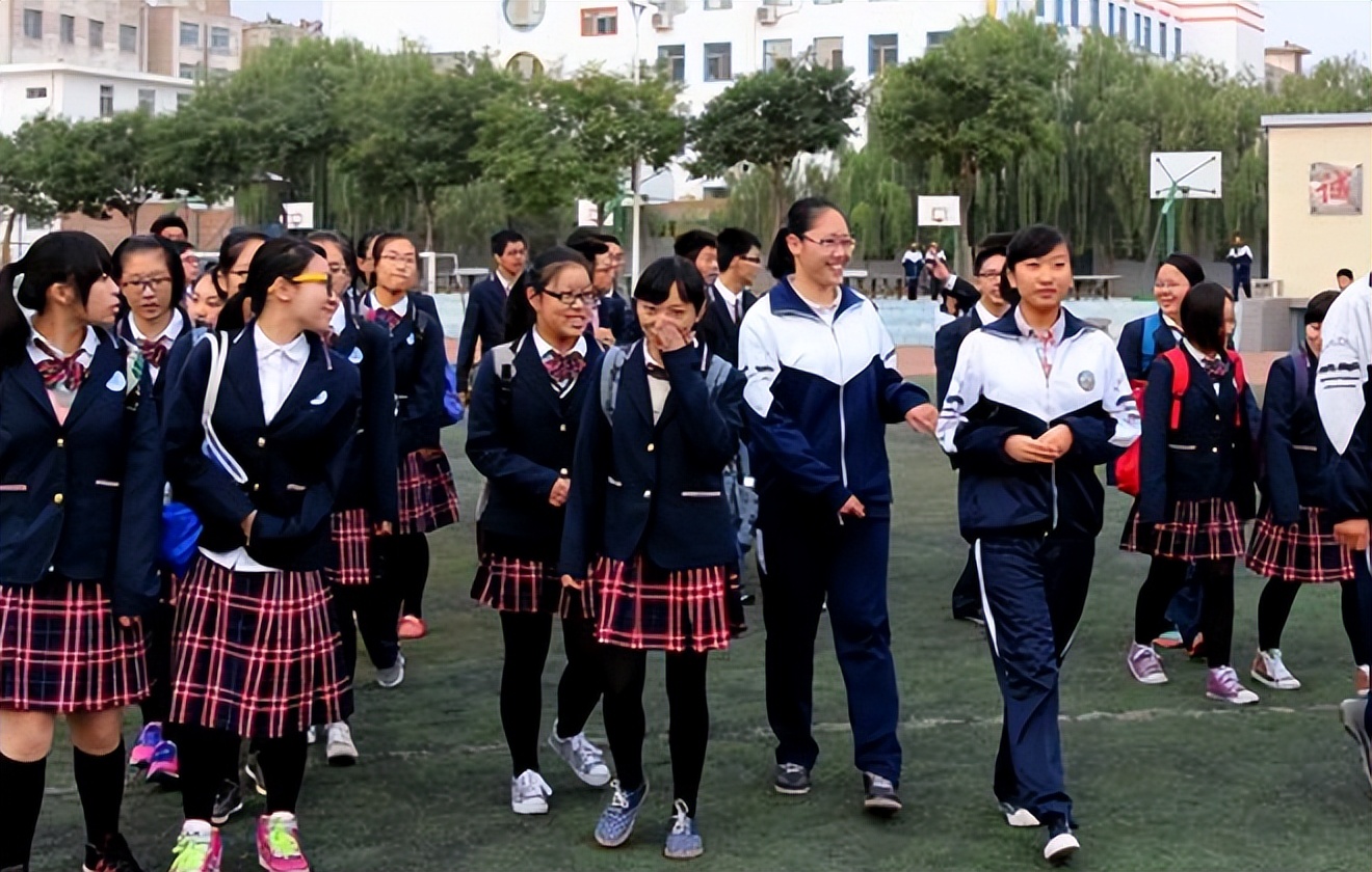 你知道高三家长卑微到什么程度？简直不敢想象，连老师也变柔软了