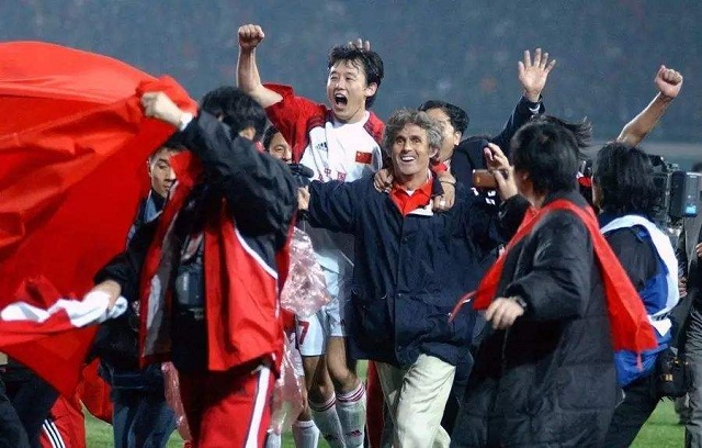 中国球王世界杯(回顾国足2002年晋级世界杯：占天时地利人和，现役国足为何赶不上)