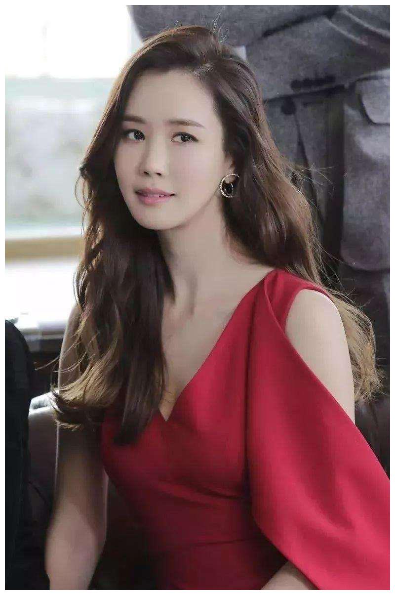 当时，韩国电视剧里的女性都长得很高，宋慧乔蔡琳也很有光泽，大长现在更是全员都是美女。