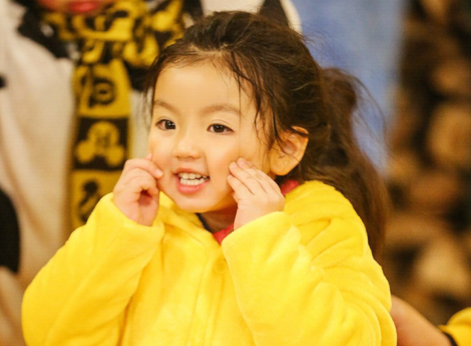 童星阿拉蕾长大了，8岁模样显成熟，颜值跟小时候有差距