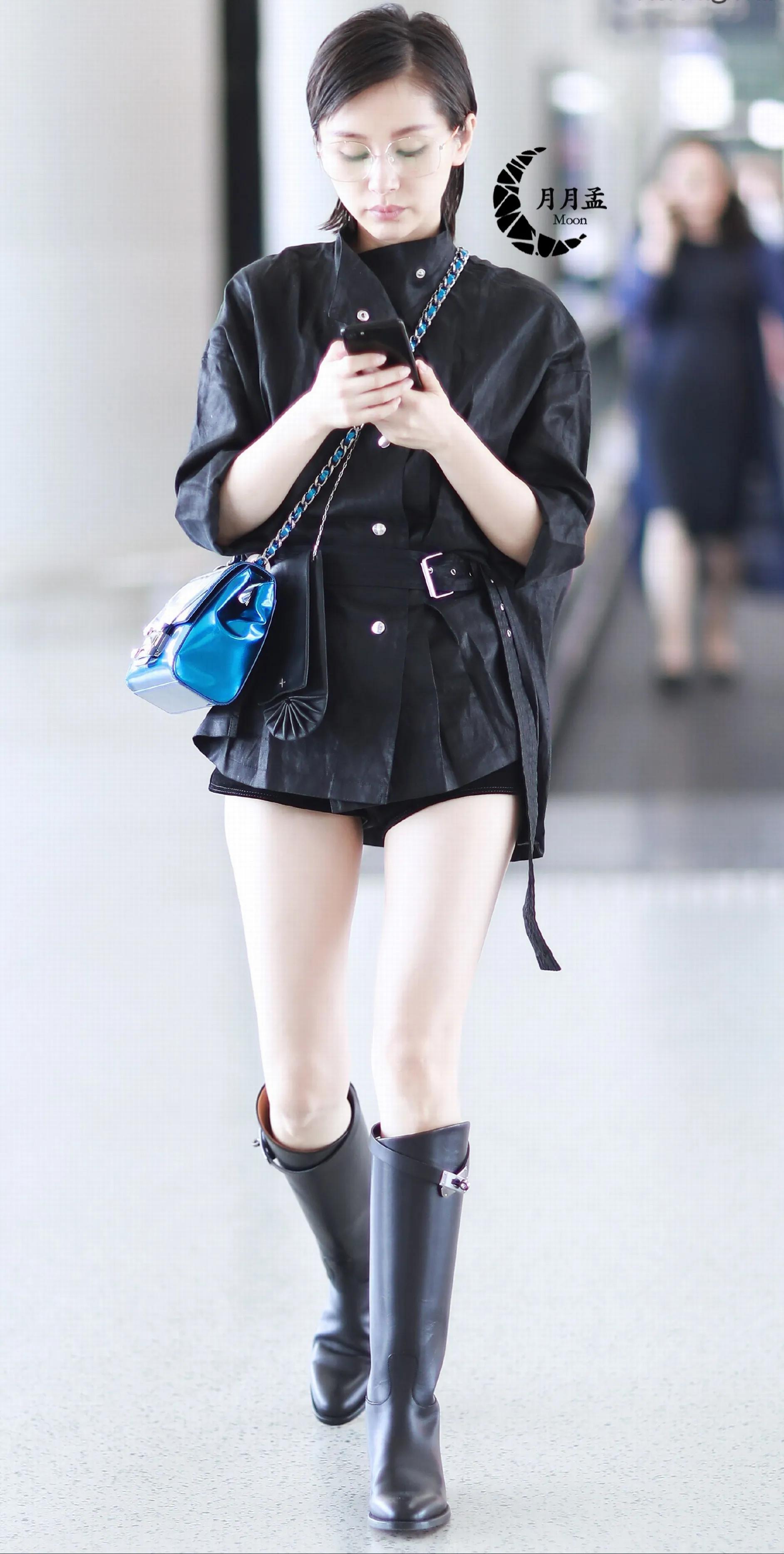 王子文机场大片，黑色外套和黑色短裤诠释经典，红唇妩媚动人