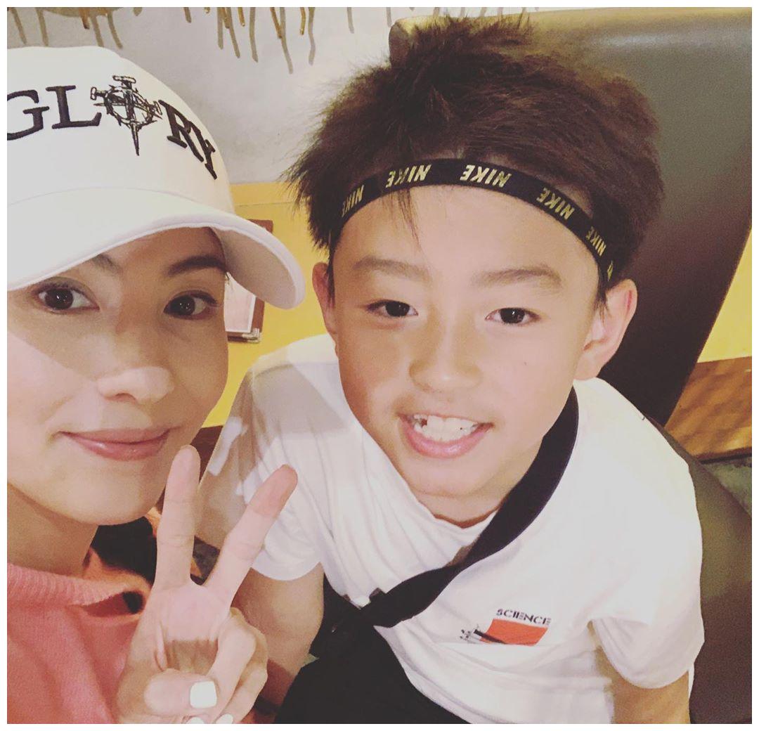 看到刘烨女儿的近照,终于明白混血儿的心酸,周华健比儿子显年轻