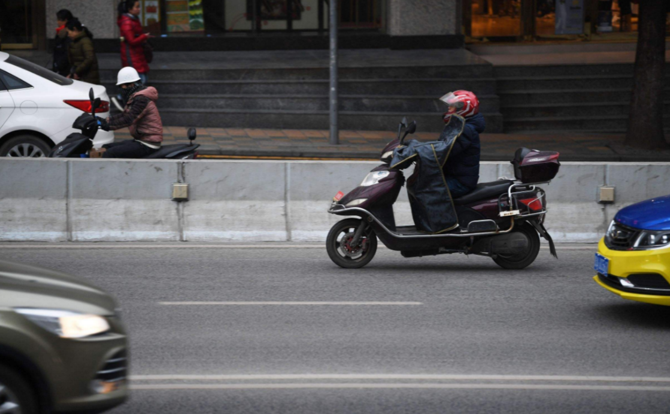 超标电动车究竟有何危害，被“禁行”？新国标电动车设置合理吗？