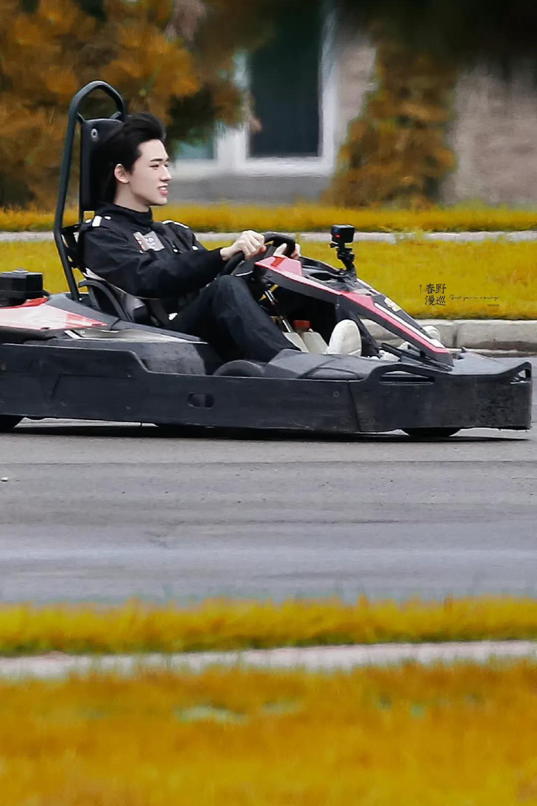 宋亚轩的赛车照也太酷了！下颚线真的好明显啊越来越帅了