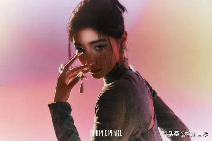 许佳琪抹胸裙秀香肩 夸张眼妆搭银发好吸睛