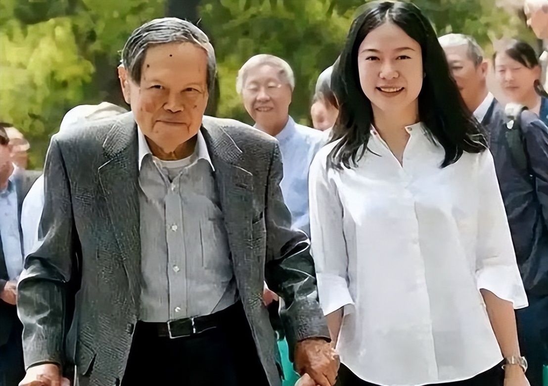 杨振宁:和翁帆恩爱19年,月薪百万都交给妻子,她的选择值得称赞