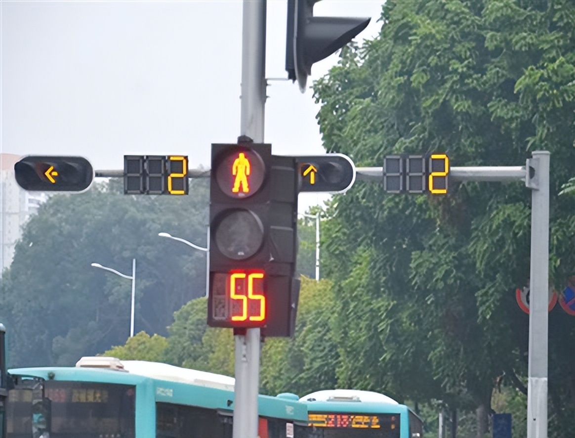 汽車這樣通過路口，等同于闖紅燈，交警：扣6分、罰200